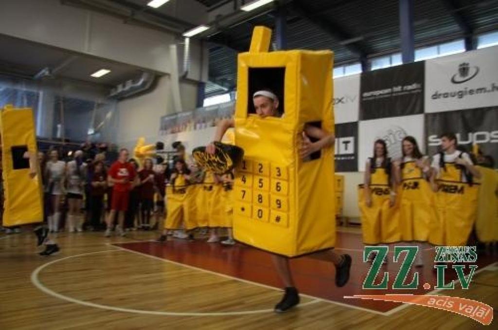 Latvijas skolēnu sporta un prāta spēlēs «ZZ čempionāts» Zemgales pusfināla sacensībās Jelgavā piedalījās 50 klašu komandas.
Desmit uzdevumu izpildē kā pamatskolēniem, tā vidusskolēniem bija jārāda gan zināšanas, gan atjautība un...