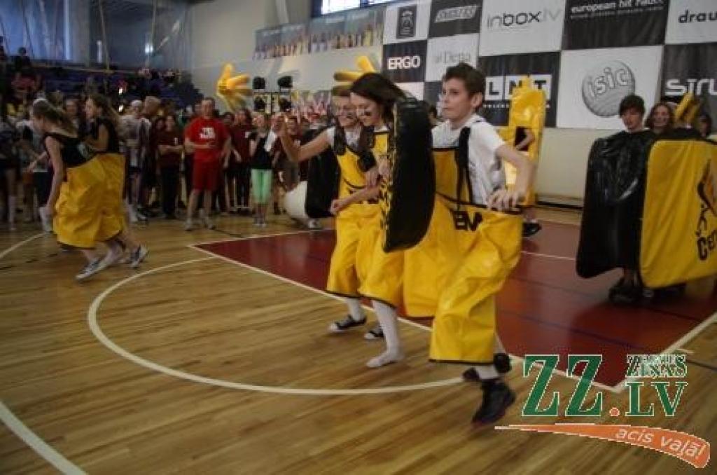 Latvijas skolēnu sporta un prāta spēlēs «ZZ čempionāts» Zemgales pusfināla sacensībās Jelgavā piedalījās 50 klašu komandas.
Desmit uzdevumu izpildē kā pamatskolēniem, tā vidusskolēniem bija jārāda gan zināšanas, gan atjautība un...