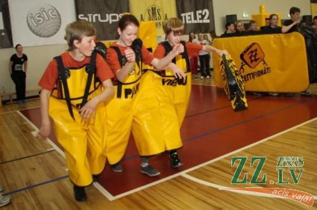 Latvijas skolēnu sporta un prāta spēlēs «ZZ čempionāts» Zemgales pusfināla sacensībās Jelgavā piedalījās 50 klašu komandas.
Desmit uzdevumu izpildē kā pamatskolēniem, tā vidusskolēniem bija jārāda gan zināšanas, gan atjautība un...