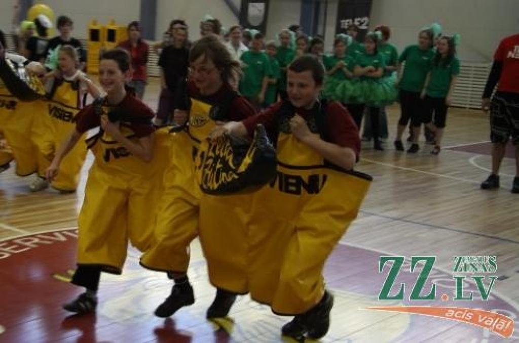 Latvijas skolēnu sporta un prāta spēlēs «ZZ čempionāts» Zemgales pusfināla sacensībās Jelgavā piedalījās 50 klašu komandas.
Desmit uzdevumu izpildē kā pamatskolēniem, tā vidusskolēniem bija jārāda gan zināšanas, gan atjautība un...
