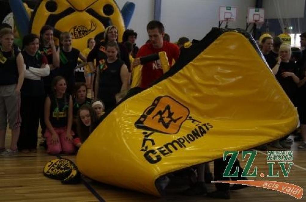 Latvijas skolēnu sporta un prāta spēlēs «ZZ čempionāts» Zemgales pusfināla sacensībās Jelgavā piedalījās 50 klašu komandas.
Desmit uzdevumu izpildē kā pamatskolēniem, tā vidusskolēniem bija jārāda gan zināšanas, gan atjautība un...