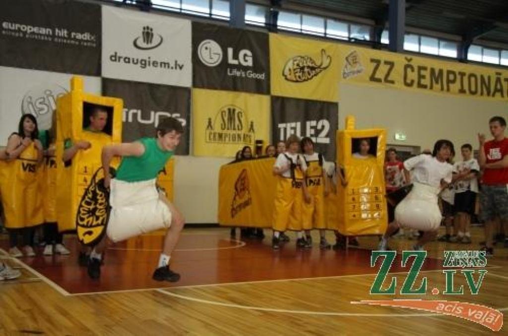 Latvijas skolēnu sporta un prāta spēlēs «ZZ čempionāts» Zemgales pusfināla sacensībās Jelgavā piedalījās 50 klašu komandas.
Desmit uzdevumu izpildē kā pamatskolēniem, tā vidusskolēniem bija jārāda gan zināšanas, gan atjautība un...