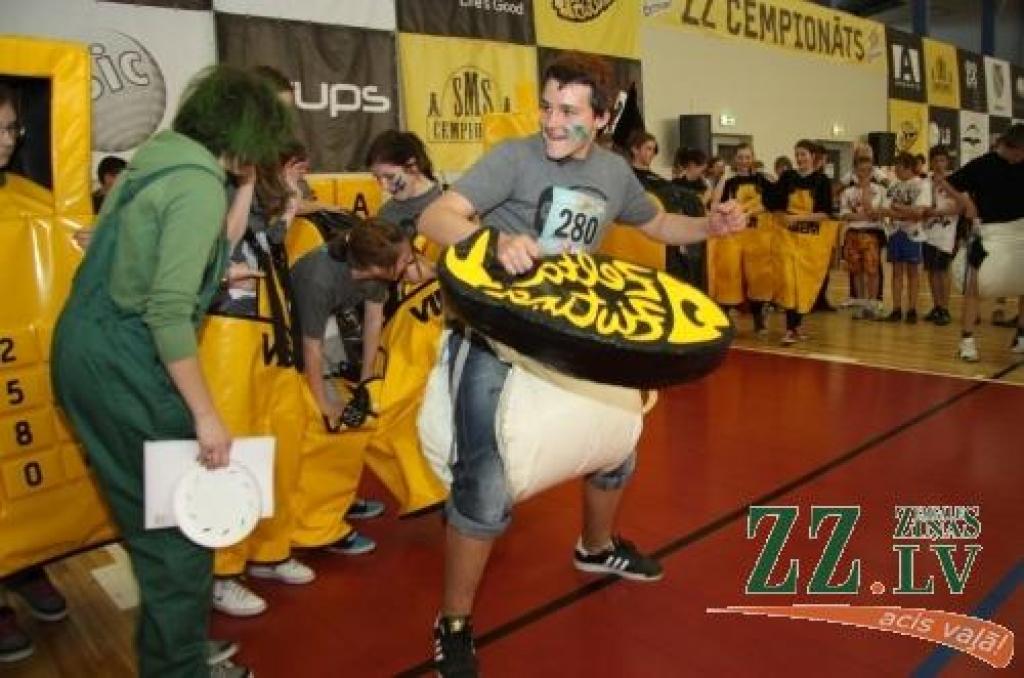 Latvijas skolēnu sporta un prāta spēlēs «ZZ čempionāts» Zemgales pusfināla sacensībās Jelgavā piedalījās 50 klašu komandas.
Desmit uzdevumu izpildē kā pamatskolēniem, tā vidusskolēniem bija jārāda gan zināšanas, gan atjautība un...
