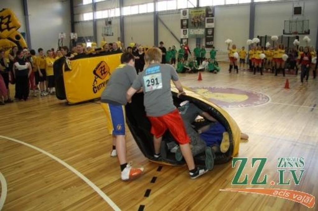Latvijas skolēnu sporta un prāta spēlēs «ZZ čempionāts» Zemgales pusfināla sacensībās Jelgavā piedalījās 50 klašu komandas.
Desmit uzdevumu izpildē kā pamatskolēniem, tā vidusskolēniem bija jārāda gan zināšanas, gan atjautība un...