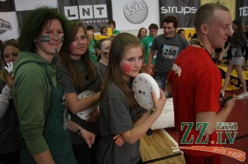 Latvijas skolēnu sporta un prāta spēlēs «ZZ čempionāts» Zemgales pusfināla sacensībās Jelgavā piedalījās 50 klašu komandas.
Desmit uzdevumu izpildē kā pamatskolēniem, tā vidusskolēniem bija jārāda gan zināšanas, gan atjautība un...