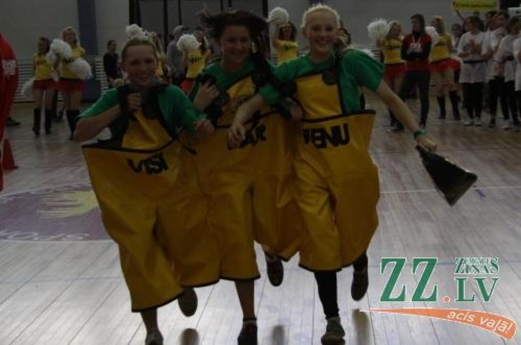 Latvijas skolēnu sporta un prāta spēlēs «ZZ čempionāts» Zemgales pusfināla sacensībās Jelgavā piedalījās 50 klašu komandas.
Desmit uzdevumu izpildē kā pamatskolēniem, tā vidusskolēniem bija jārāda gan zināšanas, gan atjautība un...