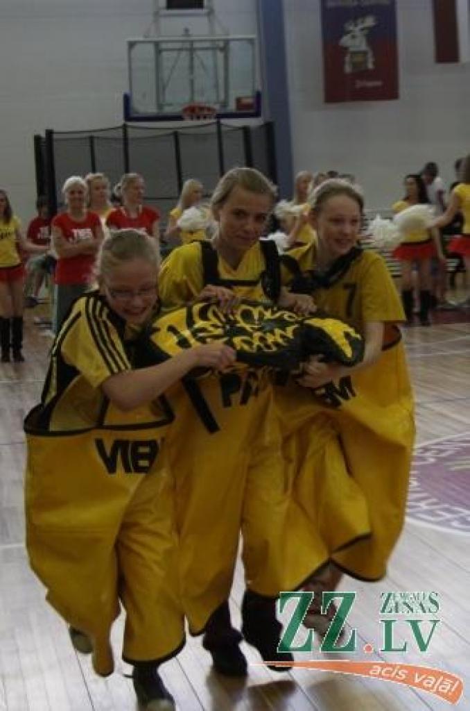 Latvijas skolēnu sporta un prāta spēlēs «ZZ čempionāts» Zemgales pusfināla sacensībās Jelgavā piedalījās 50 klašu komandas.
Desmit uzdevumu izpildē kā pamatskolēniem, tā vidusskolēniem bija jārāda gan zināšanas, gan atjautība un...