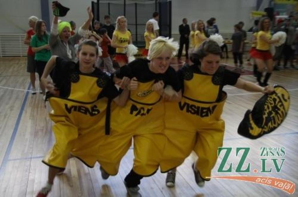 Latvijas skolēnu sporta un prāta spēlēs «ZZ čempionāts» Zemgales pusfināla sacensībās Jelgavā piedalījās 50 klašu komandas.
Desmit uzdevumu izpildē kā pamatskolēniem, tā vidusskolēniem bija jārāda gan zināšanas, gan atjautība un...