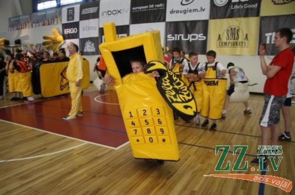 Latvijas skolēnu sporta un prāta spēlēs «ZZ čempionāts» Zemgales pusfināla sacensībās Jelgavā piedalījās 50 klašu komandas.
Desmit uzdevumu izpildē kā pamatskolēniem, tā vidusskolēniem bija jārāda gan zināšanas, gan atjautība un...