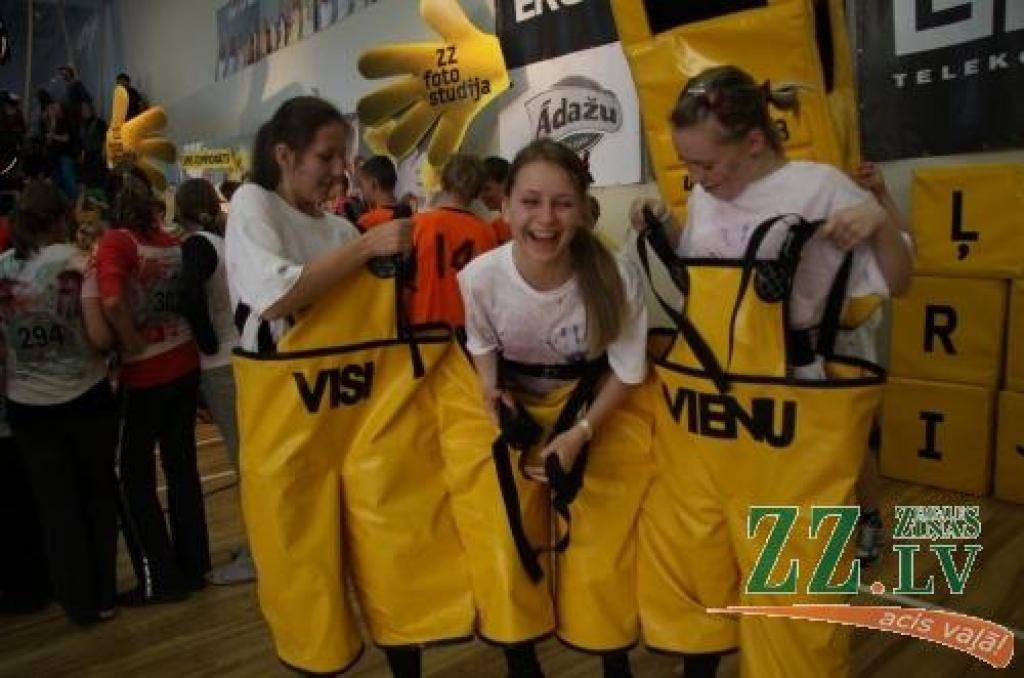 Latvijas skolēnu sporta un prāta spēlēs «ZZ čempionāts» Zemgales pusfināla sacensībās Jelgavā piedalījās 50 klašu komandas.
Desmit uzdevumu izpildē kā pamatskolēniem, tā vidusskolēniem bija jārāda gan zināšanas, gan atjautība un...