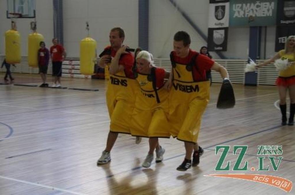 Latvijas skolēnu sporta un prāta spēlēs «ZZ čempionāts» Zemgales pusfināla sacensībās Jelgavā piedalījās 50 klašu komandas.
Desmit uzdevumu izpildē kā pamatskolēniem, tā vidusskolēniem bija jārāda gan zināšanas, gan atjautība un...