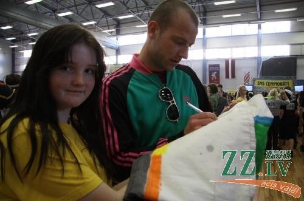 Latvijas skolēnu sporta un prāta spēlēs «ZZ čempionāts» Zemgales pusfināla sacensībās Jelgavā piedalījās 50 klašu komandas.
Desmit uzdevumu izpildē kā pamatskolēniem, tā vidusskolēniem bija jārāda gan zināšanas, gan atjautība un...