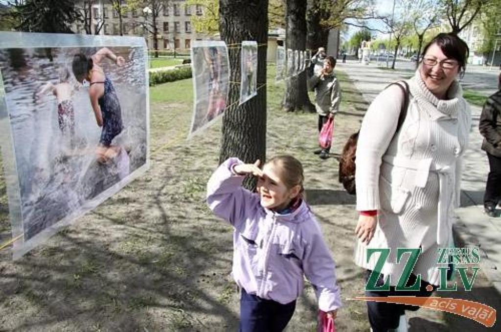 Raiņa parkā (gar Pasta ielu) piektdien pēdējo dienu skatāma izstāde «Mātera ielas pludmale», kurā apskatāmajos darbos fotogrāfs Harijs Daina Liepiņš iemūžinājis visai sirreālus skatus 2010.gada 27.jūlijā, kad pēkšņs un spēcīgs negaiss...