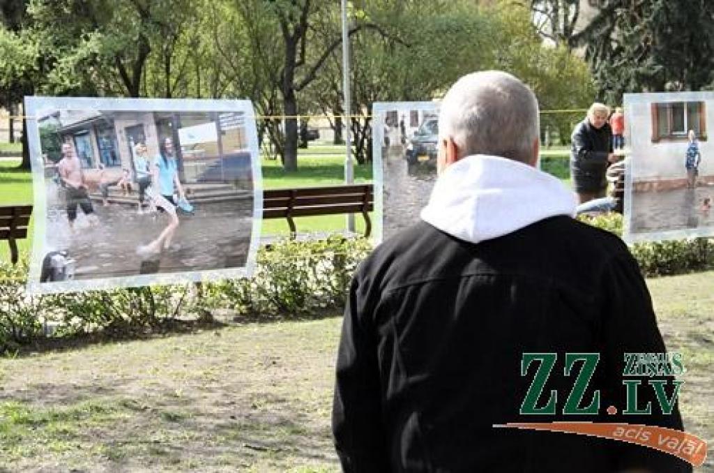 Raiņa parkā (gar Pasta ielu) piektdien pēdējo dienu skatāma izstāde «Mātera ielas pludmale», kurā apskatāmajos darbos fotogrāfs Harijs Daina Liepiņš iemūžinājis visai sirreālus skatus 2010.gada 27.jūlijā, kad pēkšņs un spēcīgs negaiss...