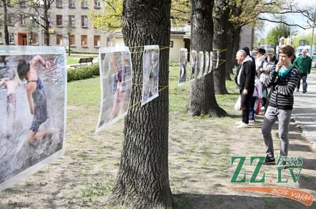 Raiņa parkā (gar Pasta ielu) piektdien pēdējo dienu skatāma izstāde «Mātera ielas pludmale», kurā apskatāmajos darbos fotogrāfs Harijs Daina Liepiņš iemūžinājis visai sirreālus skatus 2010.gada 27.jūlijā, kad pēkšņs un spēcīgs negaiss...