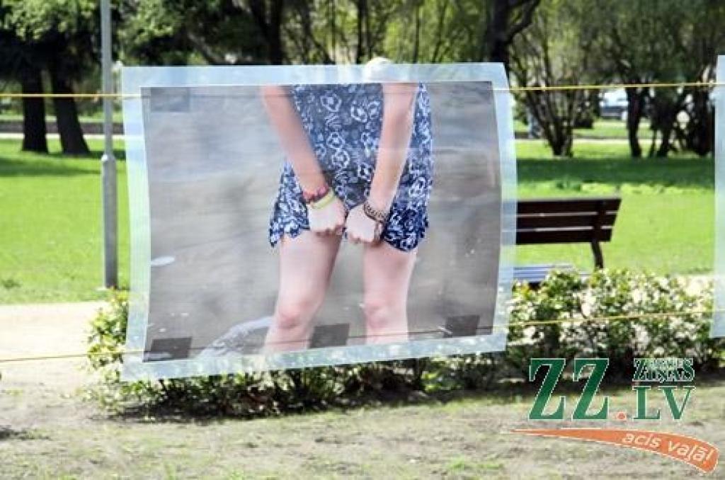 Raiņa parkā (gar Pasta ielu) piektdien pēdējo dienu skatāma izstāde «Mātera ielas pludmale», kurā apskatāmajos darbos fotogrāfs Harijs Daina Liepiņš iemūžinājis visai sirreālus skatus 2010.gada 27.jūlijā, kad pēkšņs un spēcīgs negaiss...