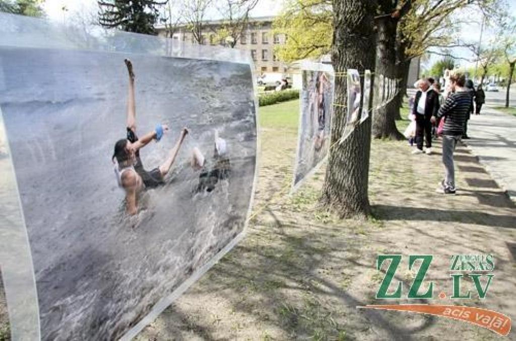 Raiņa parkā (gar Pasta ielu) piektdien pēdējo dienu skatāma izstāde «Mātera ielas pludmale», kurā apskatāmajos darbos fotogrāfs Harijs Daina Liepiņš iemūžinājis visai sirreālus skatus 2010.gada 27.jūlijā, kad pēkšņs un spēcīgs negaiss...