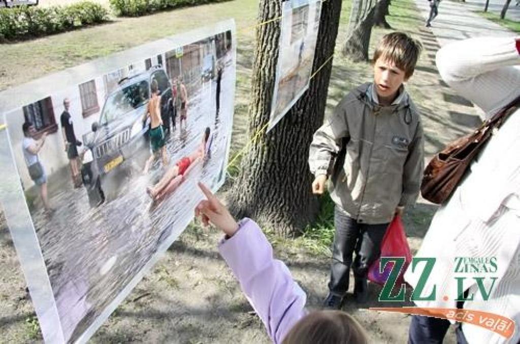 Raiņa parkā (gar Pasta ielu) piektdien pēdējo dienu skatāma izstāde «Mātera ielas pludmale», kurā apskatāmajos darbos fotogrāfs Harijs Daina Liepiņš iemūžinājis visai sirreālus skatus 2010.gada 27.jūlijā, kad pēkšņs un spēcīgs negaiss...