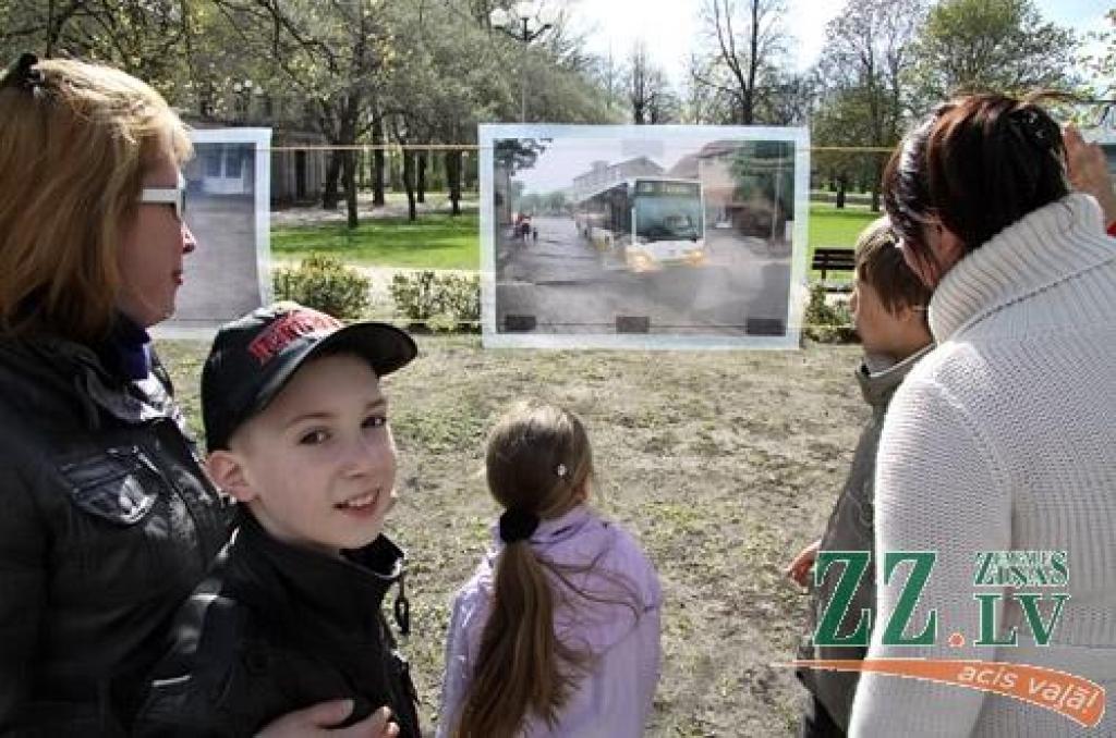 Raiņa parkā (gar Pasta ielu) piektdien pēdējo dienu skatāma izstāde «Mātera ielas pludmale», kurā apskatāmajos darbos fotogrāfs Harijs Daina Liepiņš iemūžinājis visai sirreālus skatus 2010.gada 27.jūlijā, kad pēkšņs un spēcīgs negaiss...