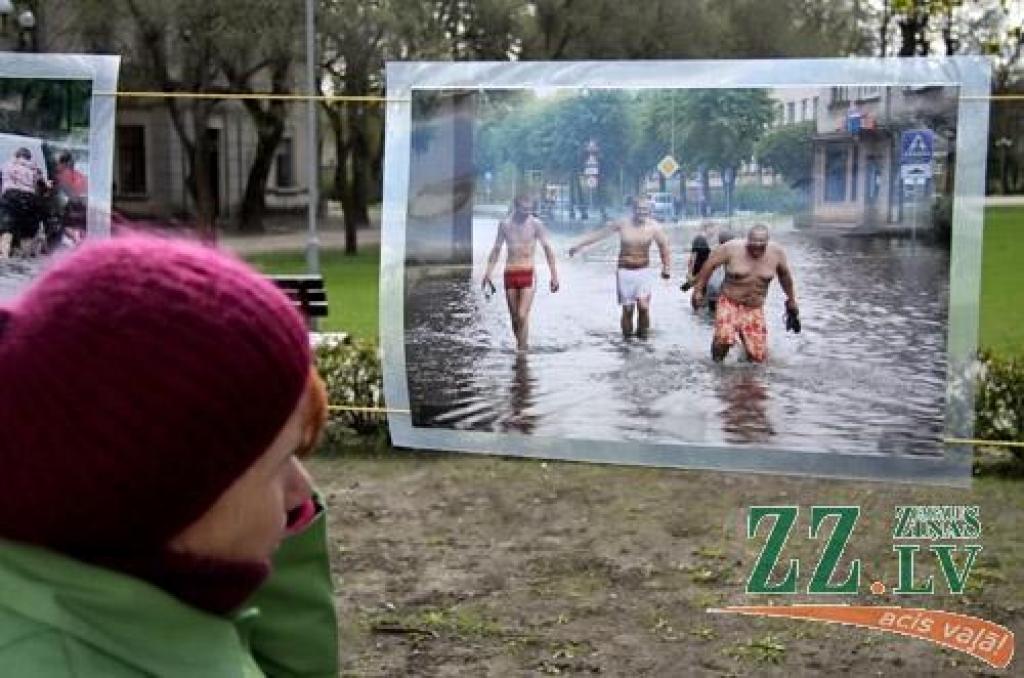 Raiņa parkā (gar Pasta ielu) piektdien pēdējo dienu skatāma izstāde «Mātera ielas pludmale», kurā apskatāmajos darbos fotogrāfs Harijs Daina Liepiņš iemūžinājis visai sirreālus skatus 2010.gada 27.jūlijā, kad pēkšņs un spēcīgs negaiss...