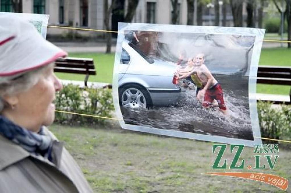 Raiņa parkā (gar Pasta ielu) piektdien pēdējo dienu skatāma izstāde «Mātera ielas pludmale», kurā apskatāmajos darbos fotogrāfs Harijs Daina Liepiņš iemūžinājis visai sirreālus skatus 2010.gada 27.jūlijā, kad pēkšņs un spēcīgs negaiss...