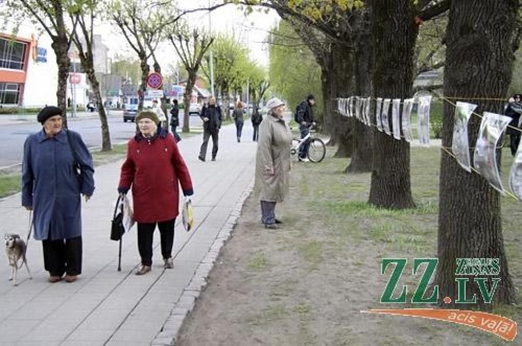 Raiņa parkā (gar Pasta ielu) piektdien pēdējo dienu skatāma izstāde «Mātera ielas pludmale», kurā apskatāmajos darbos fotogrāfs Harijs Daina Liepiņš iemūžinājis visai sirreālus skatus 2010.gada 27.jūlijā, kad pēkšņs un spēcīgs negaiss...