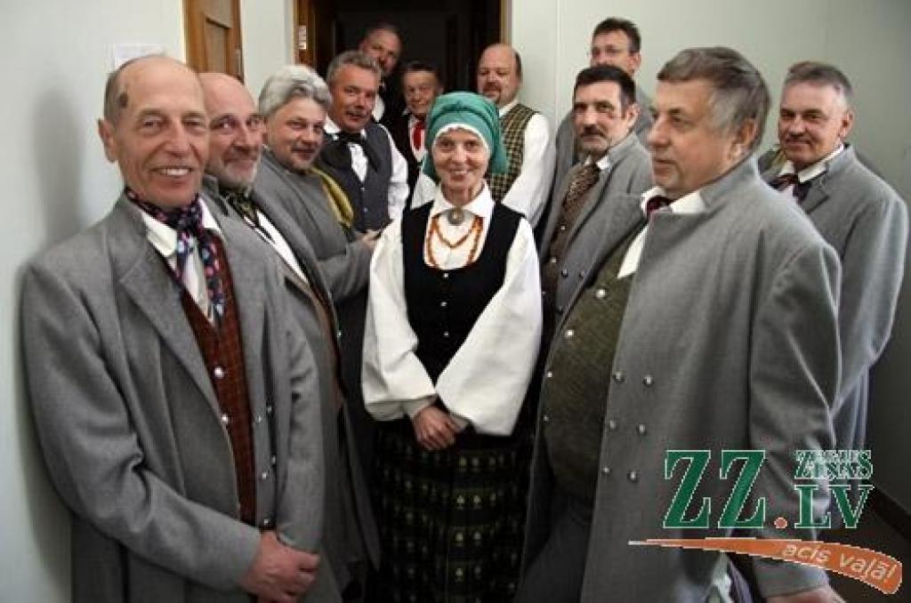 Latvijas Republikas Neatkarības deklarācijas pasludināšanas gadadiena, 4.maijs, Ozolniekos izvērtās dubultsvētkos, jo tautas namu piepildīja spraigi un arī mierīgāki deju soļi, krāšņi tērpi, skaistas atmiņas, mūzika un draugu sveicieni....