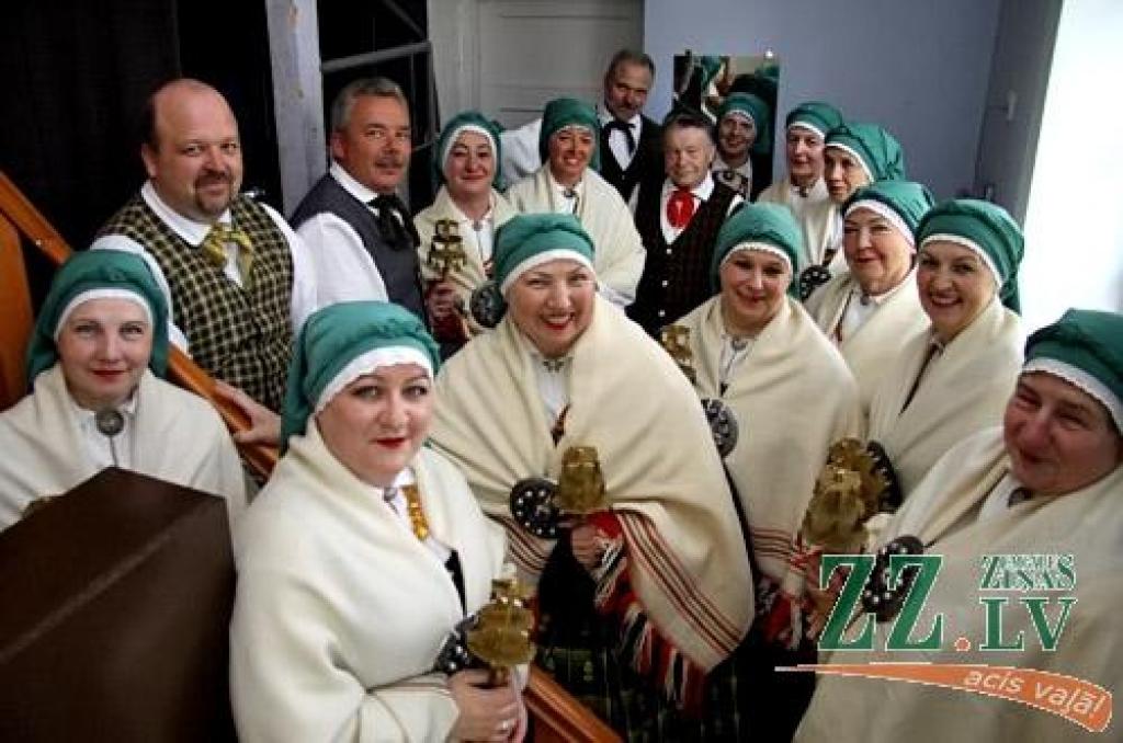 Latvijas Republikas Neatkarības deklarācijas pasludināšanas gadadiena, 4.maijs, Ozolniekos izvērtās dubultsvētkos, jo tautas namu piepildīja spraigi un arī mierīgāki deju soļi, krāšņi tērpi, skaistas atmiņas, mūzika un draugu sveicieni....