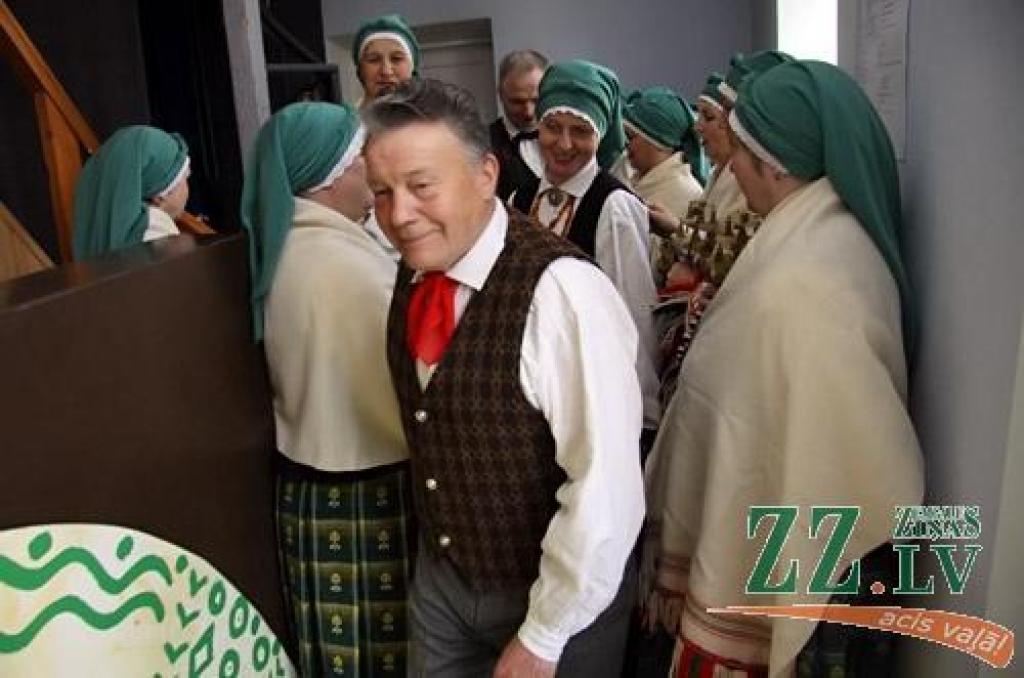 Latvijas Republikas Neatkarības deklarācijas pasludināšanas gadadiena, 4.maijs, Ozolniekos izvērtās dubultsvētkos, jo tautas namu piepildīja spraigi un arī mierīgāki deju soļi, krāšņi tērpi, skaistas atmiņas, mūzika un draugu sveicieni....