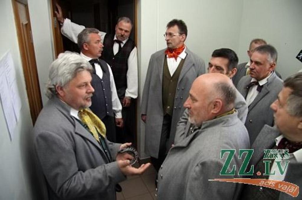 Latvijas Republikas Neatkarības deklarācijas pasludināšanas gadadiena, 4.maijs, Ozolniekos izvērtās dubultsvētkos, jo tautas namu piepildīja spraigi un arī mierīgāki deju soļi, krāšņi tērpi, skaistas atmiņas, mūzika un draugu sveicieni....