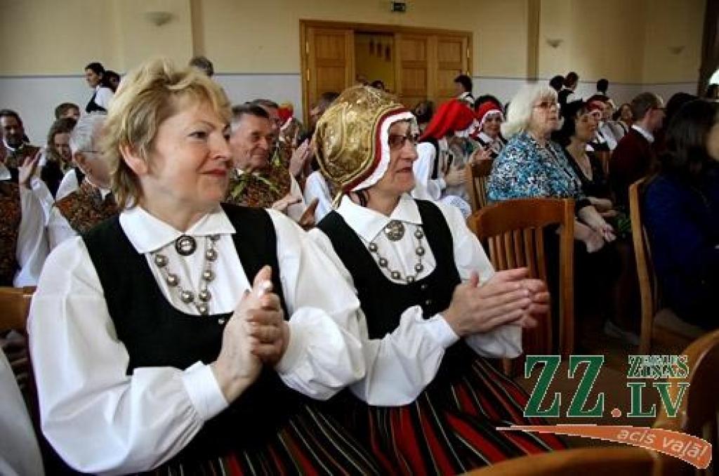 Latvijas Republikas Neatkarības deklarācijas pasludināšanas gadadiena, 4.maijs, Ozolniekos izvērtās dubultsvētkos, jo tautas namu piepildīja spraigi un arī mierīgāki deju soļi, krāšņi tērpi, skaistas atmiņas, mūzika un draugu sveicieni....