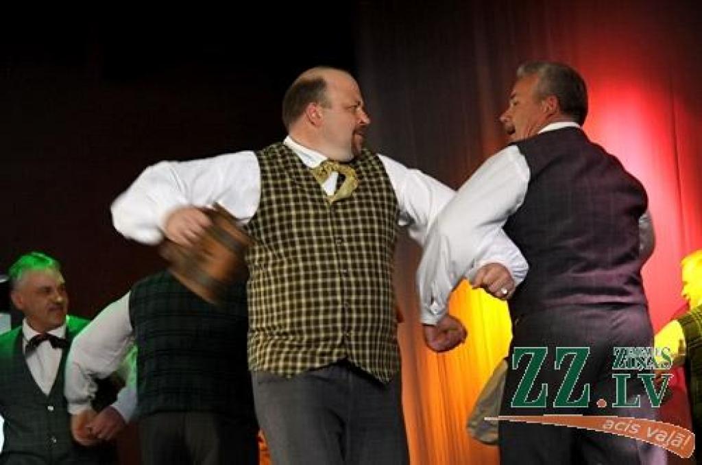 Latvijas Republikas Neatkarības deklarācijas pasludināšanas gadadiena, 4.maijs, Ozolniekos izvērtās dubultsvētkos, jo tautas namu piepildīja spraigi un arī mierīgāki deju soļi, krāšņi tērpi, skaistas atmiņas, mūzika un draugu sveicieni....