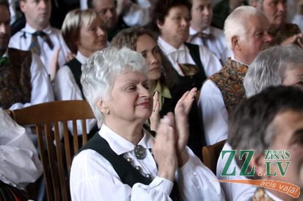 Latvijas Republikas Neatkarības deklarācijas pasludināšanas gadadiena, 4.maijs, Ozolniekos izvērtās dubultsvētkos, jo tautas namu piepildīja spraigi un arī mierīgāki deju soļi, krāšņi tērpi, skaistas atmiņas, mūzika un draugu sveicieni....