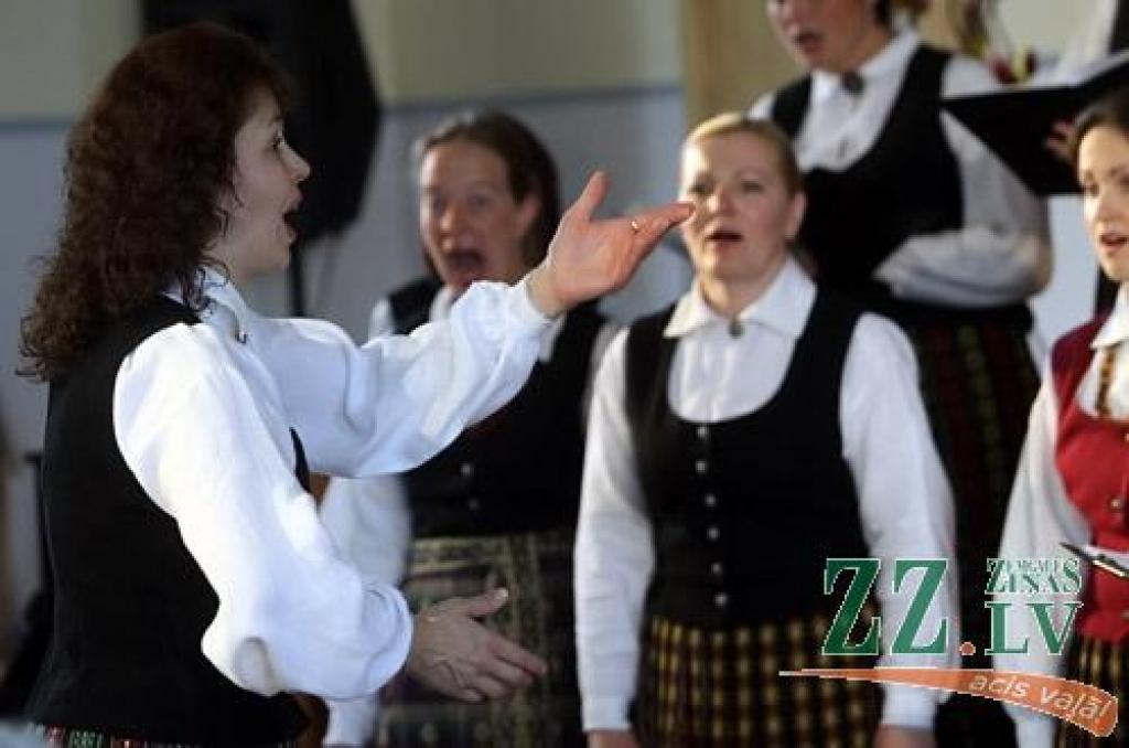 Latvijas Republikas Neatkarības deklarācijas pasludināšanas gadadiena, 4.maijs, Ozolniekos izvērtās dubultsvētkos, jo tautas namu piepildīja spraigi un arī mierīgāki deju soļi, krāšņi tērpi, skaistas atmiņas, mūzika un draugu sveicieni....