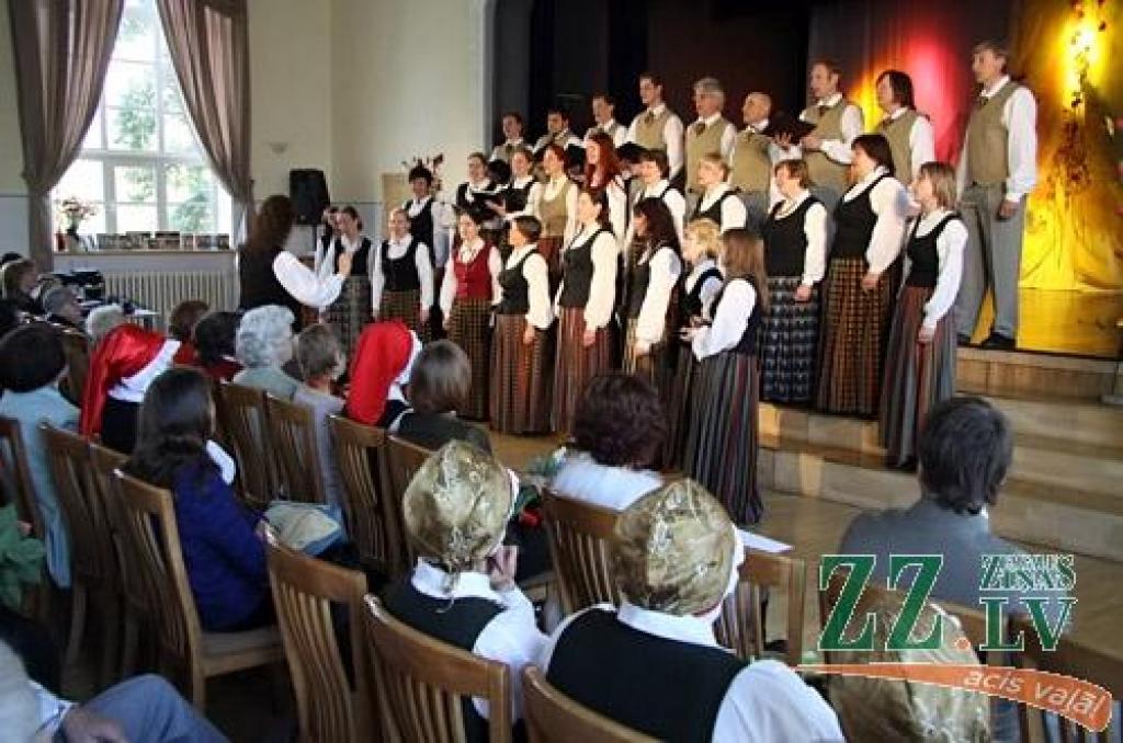 Latvijas Republikas Neatkarības deklarācijas pasludināšanas gadadiena, 4.maijs, Ozolniekos izvērtās dubultsvētkos, jo tautas namu piepildīja spraigi un arī mierīgāki deju soļi, krāšņi tērpi, skaistas atmiņas, mūzika un draugu sveicieni....