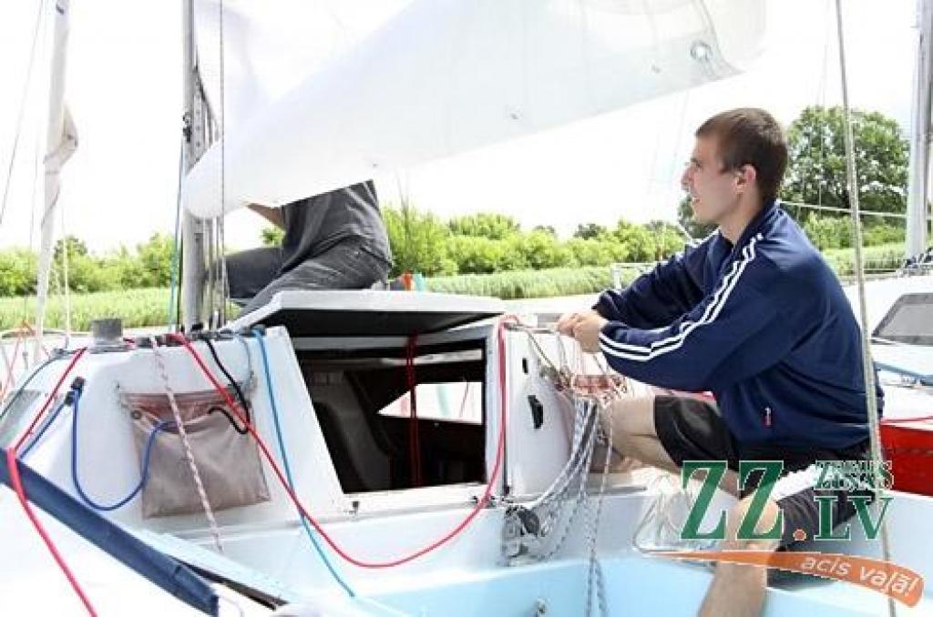 Līgo dienas noskaņa ceturtdien sasniedza arī Jelgavas jahtklubu un tā rīkoto regati, taču spēcīgajā vējā zēģelēt nebija viegli un vienai jahtai pat nolūza masts. Sešu jahtu konkurencē uzvaru izcīnīja kapteiņa Romana Semjonova vadītā...