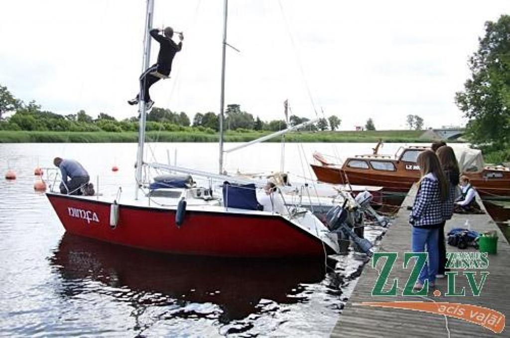 Līgo dienas noskaņa ceturtdien sasniedza arī Jelgavas jahtklubu un tā rīkoto regati, taču spēcīgajā vējā zēģelēt nebija viegli un vienai jahtai pat nolūza masts. Sešu jahtu konkurencē uzvaru izcīnīja kapteiņa Romana Semjonova vadītā...