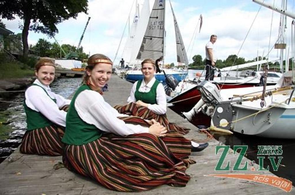 Līgo dienas noskaņa ceturtdien sasniedza arī Jelgavas jahtklubu un tā rīkoto regati, taču spēcīgajā vējā zēģelēt nebija viegli un vienai jahtai pat nolūza masts. Sešu jahtu konkurencē uzvaru izcīnīja kapteiņa Romana Semjonova vadītā...