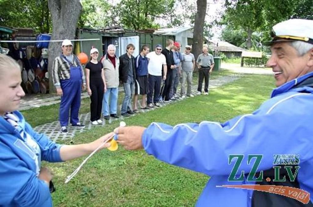 Līgo dienas noskaņa ceturtdien sasniedza arī Jelgavas jahtklubu un tā rīkoto regati, taču spēcīgajā vējā zēģelēt nebija viegli un vienai jahtai pat nolūza masts. Sešu jahtu konkurencē uzvaru izcīnīja kapteiņa Romana Semjonova vadītā...