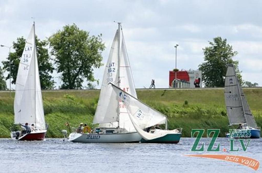 Līgo dienas noskaņa ceturtdien sasniedza arī Jelgavas jahtklubu un tā rīkoto regati, taču spēcīgajā vējā zēģelēt nebija viegli un vienai jahtai pat nolūza masts. Sešu jahtu konkurencē uzvaru izcīnīja kapteiņa Romana Semjonova vadītā...
