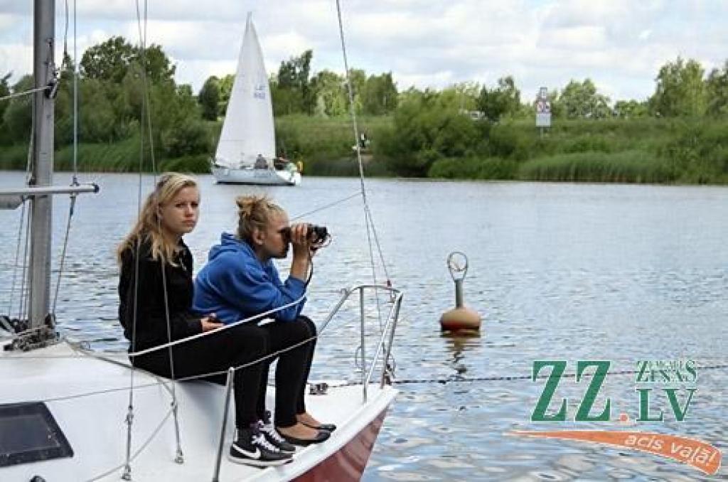 Līgo dienas noskaņa ceturtdien sasniedza arī Jelgavas jahtklubu un tā rīkoto regati, taču spēcīgajā vējā zēģelēt nebija viegli un vienai jahtai pat nolūza masts. Sešu jahtu konkurencē uzvaru izcīnīja kapteiņa Romana Semjonova vadītā...