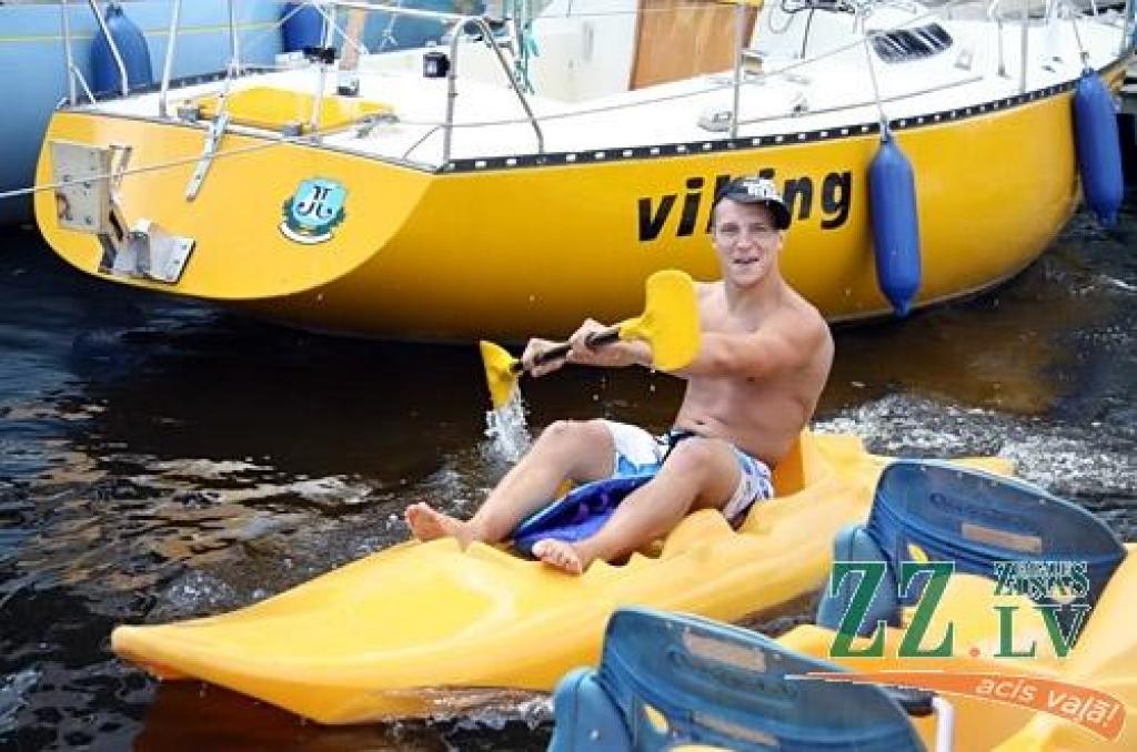 Līgo dienas noskaņa ceturtdien sasniedza arī Jelgavas jahtklubu un tā rīkoto regati, taču spēcīgajā vējā zēģelēt nebija viegli un vienai jahtai pat nolūza masts. Sešu jahtu konkurencē uzvaru izcīnīja kapteiņa Romana Semjonova vadītā...