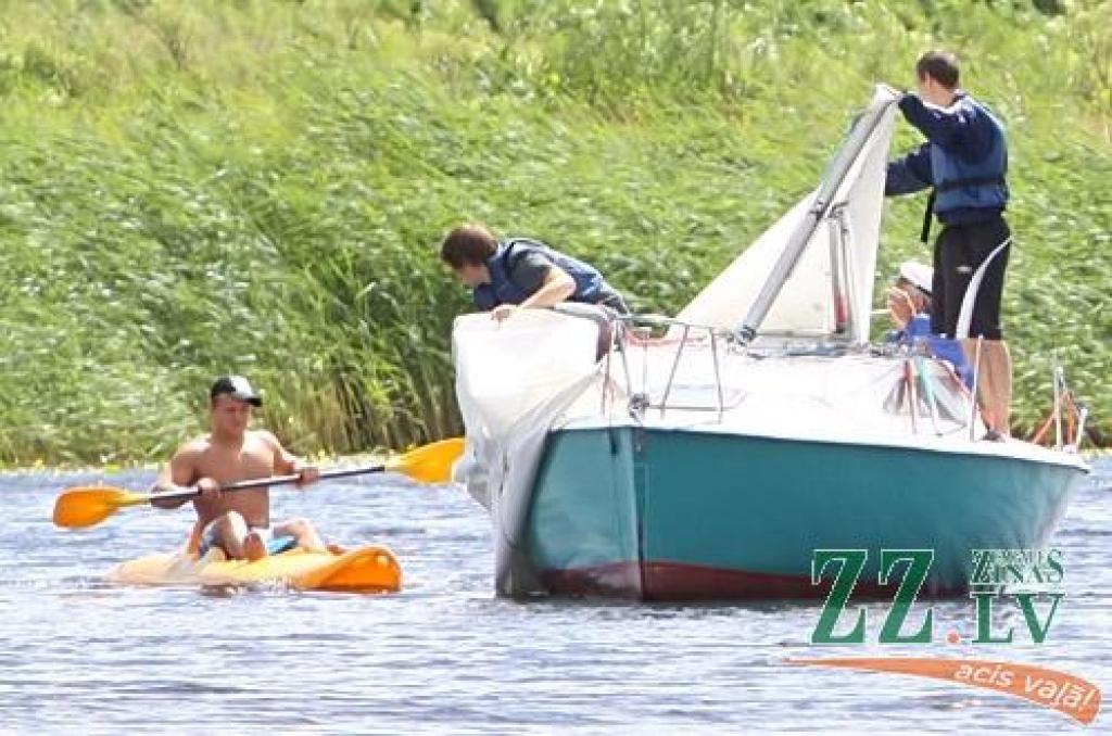 Līgo dienas noskaņa ceturtdien sasniedza arī Jelgavas jahtklubu un tā rīkoto regati, taču spēcīgajā vējā zēģelēt nebija viegli un vienai jahtai pat nolūza masts. Sešu jahtu konkurencē uzvaru izcīnīja kapteiņa Romana Semjonova vadītā...