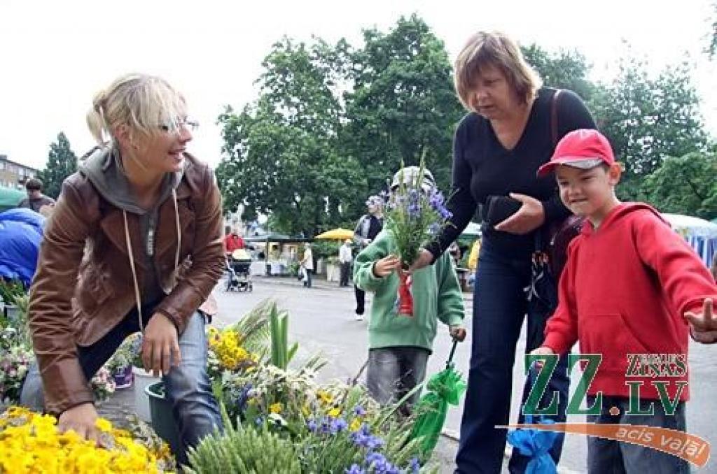 Līgo dienas rīta pusē jelgavnieki un pilsētas viesi pulcējās uz tradicionālo Zāļu tirgu Hercoga Jēkaba laukumā. Neiztrūkstoši centrālais notikums, kā allaž, bija pavisam mazo jelgavnieku sveikšana. Sudraba karotītes ar Jelgavas simboliku...