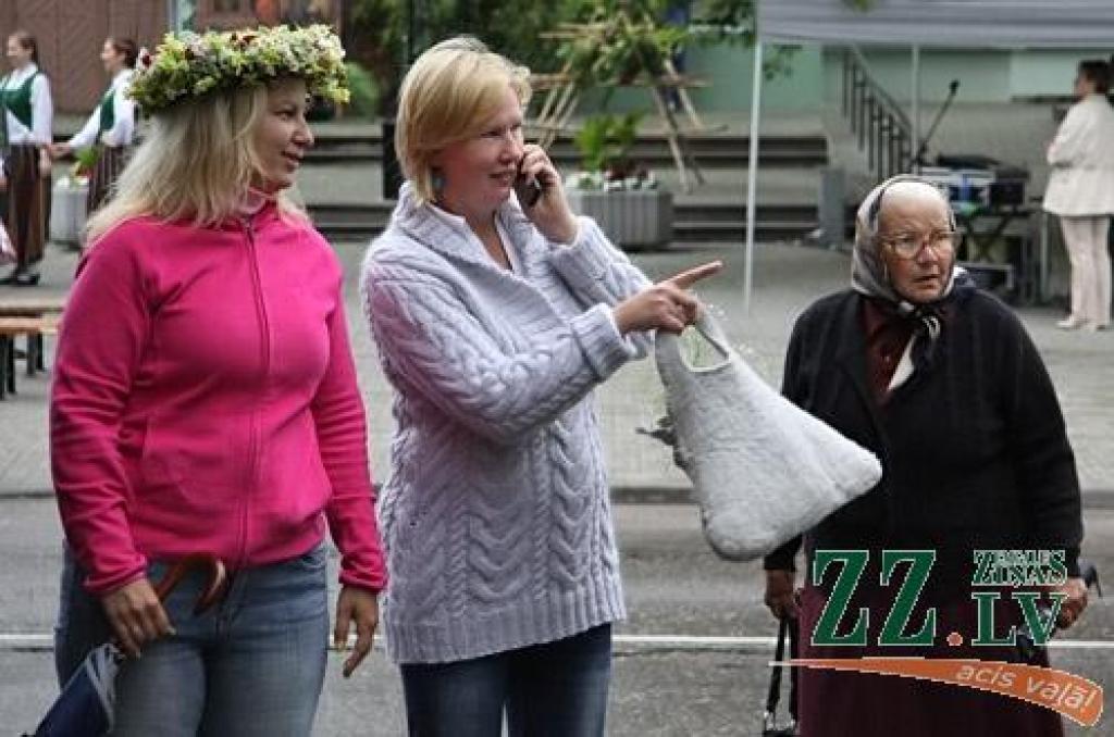 Līgo dienas rīta pusē jelgavnieki un pilsētas viesi pulcējās uz tradicionālo Zāļu tirgu Hercoga Jēkaba laukumā. Neiztrūkstoši centrālais notikums, kā allaž, bija pavisam mazo jelgavnieku sveikšana. Sudraba karotītes ar Jelgavas simboliku...
