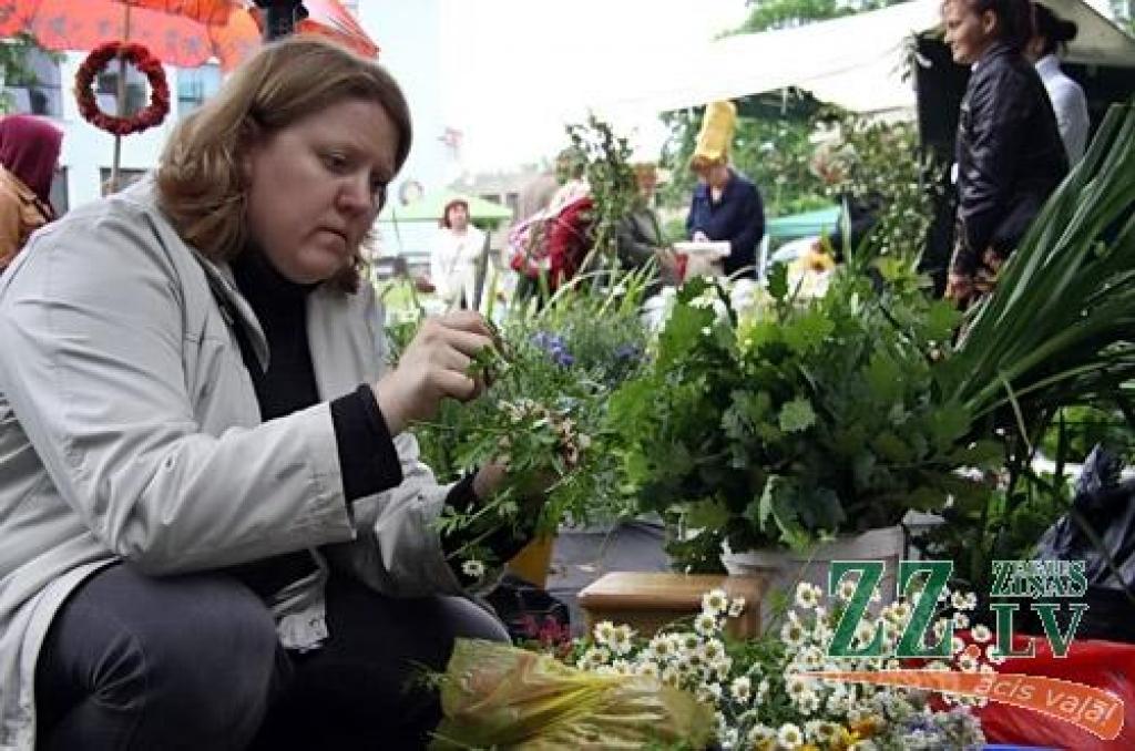 Līgo dienas rīta pusē jelgavnieki un pilsētas viesi pulcējās uz tradicionālo Zāļu tirgu Hercoga Jēkaba laukumā. Neiztrūkstoši centrālais notikums, kā allaž, bija pavisam mazo jelgavnieku sveikšana. Sudraba karotītes ar Jelgavas simboliku...
