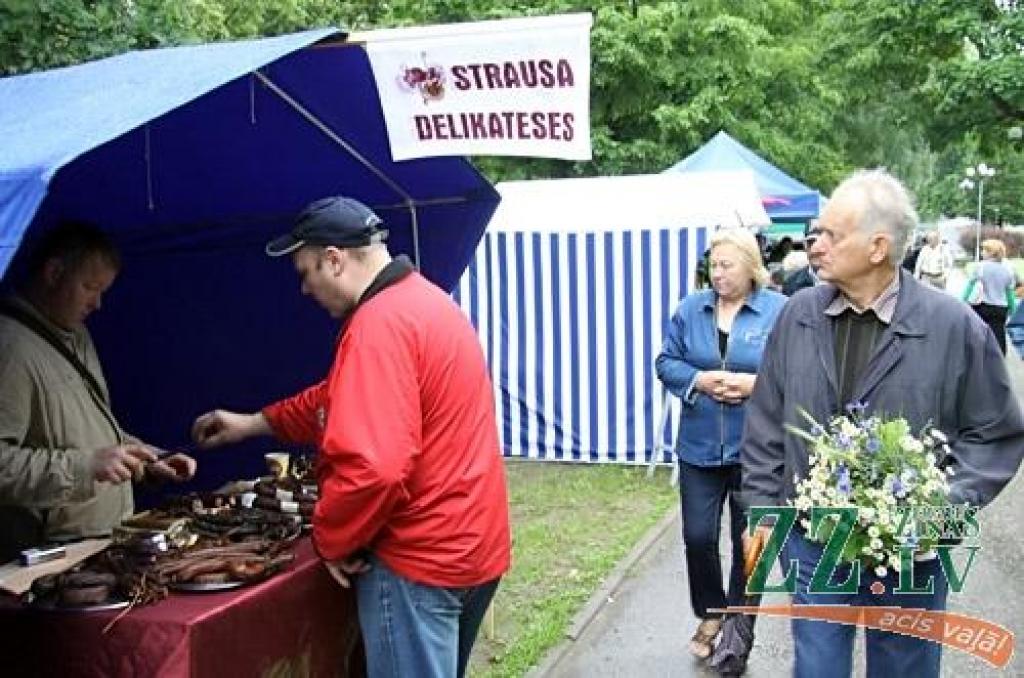 Līgo dienas rīta pusē jelgavnieki un pilsētas viesi pulcējās uz tradicionālo Zāļu tirgu Hercoga Jēkaba laukumā. Neiztrūkstoši centrālais notikums, kā allaž, bija pavisam mazo jelgavnieku sveikšana. Sudraba karotītes ar Jelgavas simboliku...