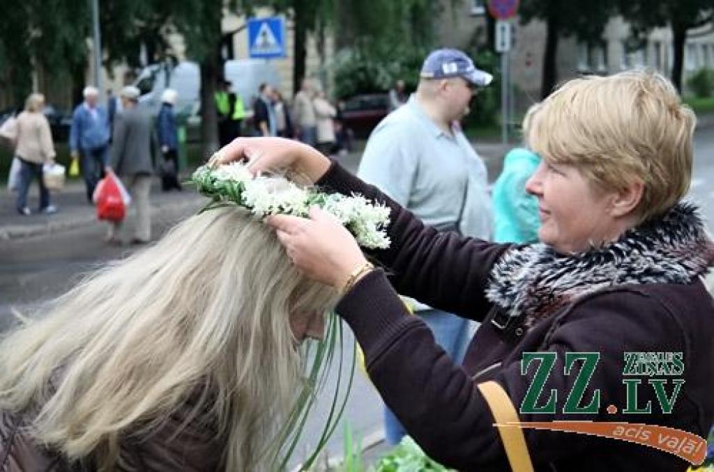 Līgo dienas rīta pusē jelgavnieki un pilsētas viesi pulcējās uz tradicionālo Zāļu tirgu Hercoga Jēkaba laukumā. Neiztrūkstoši centrālais notikums, kā allaž, bija pavisam mazo jelgavnieku sveikšana. Sudraba karotītes ar Jelgavas simboliku...