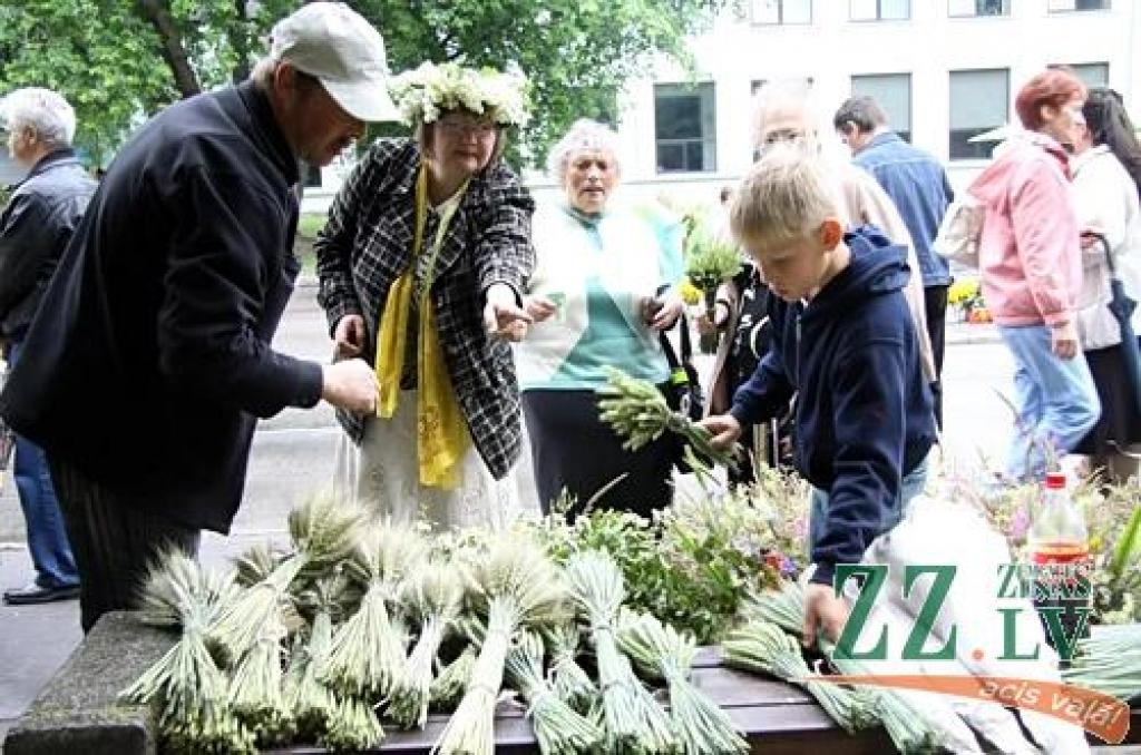 Līgo dienas rīta pusē jelgavnieki un pilsētas viesi pulcējās uz tradicionālo Zāļu tirgu Hercoga Jēkaba laukumā. Neiztrūkstoši centrālais notikums, kā allaž, bija pavisam mazo jelgavnieku sveikšana. Sudraba karotītes ar Jelgavas simboliku...