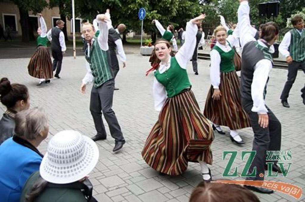 Līgo dienas rīta pusē jelgavnieki un pilsētas viesi pulcējās uz tradicionālo Zāļu tirgu Hercoga Jēkaba laukumā. Neiztrūkstoši centrālais notikums, kā allaž, bija pavisam mazo jelgavnieku sveikšana. Sudraba karotītes ar Jelgavas simboliku...